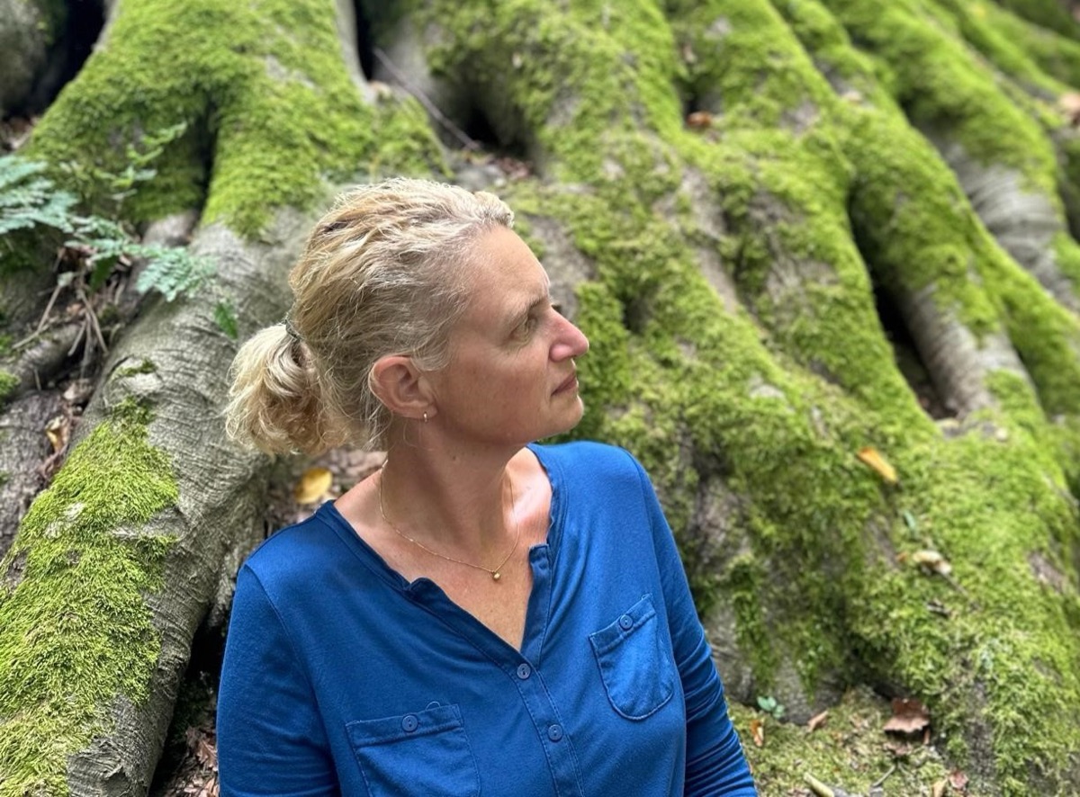 Renske bij de bemoste wortels van een grote beuk